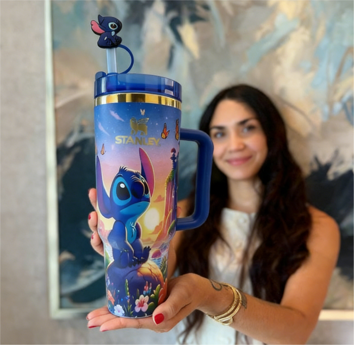 Mulher segurando copo térmico Stanley com estampa colorida